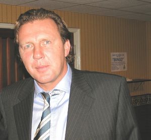 피터 잭슨이 마지막 경기 전에 리그 트로피를 받았다.