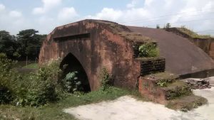 바리우라에 지어진 중세 코끼리 통로인 Hatirpul.