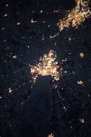 2018년 1월 1일 이른 아침, 국제 우주 정거장에서 촬영한 브라운 군과 인접한 군