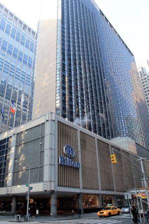 2012년의 뉴욕 힐튼 미드타운. 오른쪽이 54번가.