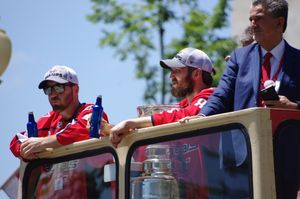 2018년 6월 캐피털스 2018 스탠리 컵 챔피언십 퍼레이드에서 오르피크 (왼쪽)와 알렉산더 오베치킨, 테드 레온시스