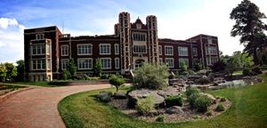 파이오니어 홀은 캔자스 웨슬리안 대학교에 있다.(2013년)