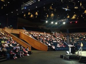 연사가 2013년 호주 도서관 정보 협회 컨퍼런스에서 기조 연설을 하고 있다.