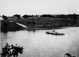 1906년 첼머에서 인두루필리로 가는 브리즈번 강 펀트(배) 건너편
