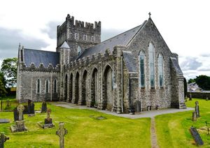 킬데어 대성당, 브리지드가 세웠다고 전해지는 최초의 수도원 부지에 건설됨