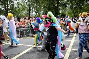 2023년 런던 프라이드에서 들고 있는 블로하이