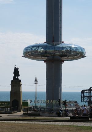 리젠시 광장에서 바라본 i360 전경. 오른쪽에는 웨스트 피어의 잔해가 보인다.