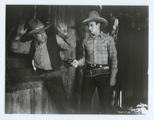 존 웨인이 악당에게 총을 겨누고 있다