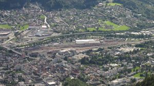 동쪽에서 바라본 블루덴츠 (앞쪽), 블루덴츠역(중간) 및 뷔르스 (배경)