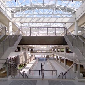 주차장의 넓은 개방형 아트리움