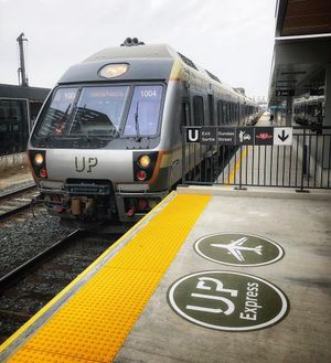 유니언 피어슨 익스프레스 열차가 유니언역 방향으로 블루어 역에 도착하고 있다.