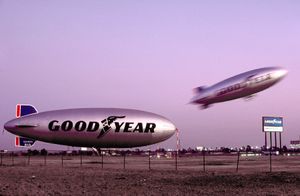 굿이어 비행선(Goodyear Blimp) 컬럼비아와 아메리카, 1984년 모습: 두 비행선 모두 영화에 별도로 사용되었다.