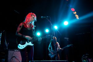 2013년 런던에서 공연하는 블리치드