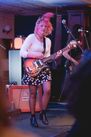 2016년 5월 밴드와 함께 공연하는 제니퍼 클라빈