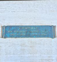 비 베나데렛의 발할라 기념 공원 묘소, 출생년도 오류