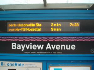 실시간 차량 도착 정보를 표시하는 비바의 디지털 간판