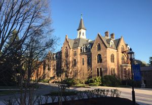 세톤 홀 대학교, 미국 뉴저지. 1961년 Decretum de Iudaeis가 이곳에서 초안되었다. 유대인 개종자이자 제2차 바티칸 공의회 페리티인 존 M. 오스터라이셔는 1953년 이곳에 유대-그리스도교 연구소를 설립했다.