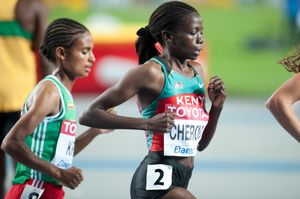 비비안 체루이요트가 대한민국 대구에서 열린 2011년 세계 육상 선수권 대회에서 10,000m 경기를 하고 있다.