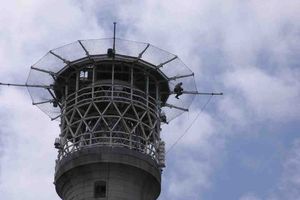 1976년에 등롱 위에 설치된 헬리패드 근접 촬영