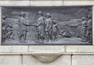 보스턴 커먼에 위치한 존 프란시스 파라미노의 1930년 작품 Founders Memorial은 보스턴 최초의 영국인 거주자인 윌리엄 블랙스톤이 식민지 총독 존 윈throp과 그의 일행을 맞이하는 모습을 묘사하고 있다.