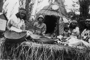 1940년에 비숍에서 열린 퍼레이드에 사용하기 위해 재건된 파이유트 헛의 예