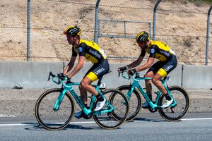 팀 로토NL-점보의 셉 쿠스 (왼쪽)와 마르텐 위난츠 (오른쪽)가 2018년 투어 오브 캘리포니아에서 비앙키 자전거를 타고 있다