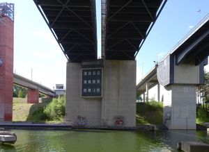 쇠데르텔리에 운하 위의 다리; 사고는 가운데 다리에서 발생했다.