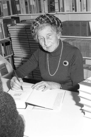 자서전에 서명하는 공작부인 (1970)