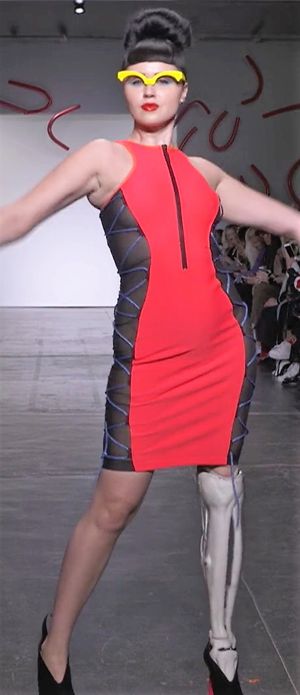 모데스타가 크로매트 2018 가을/겨울 런웨이를 걷고 있다.