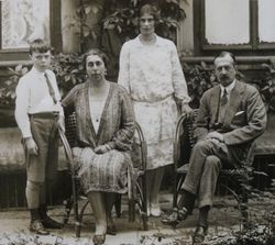 빅토리아, 키릴, 그리고 그들의 자녀 키라와 블라디미르