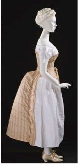 뒷면의 수평 돌출.