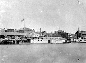 외륜 증기선 William Irving 좌측, 측면 외륜선 George E. Starr 우측, 1880년대