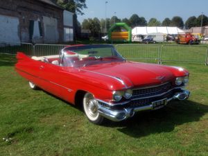 자쿠유와 기네트가 타는 캐딜락 시리즈 62 자동차.