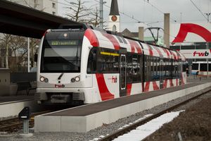 S15 열차가 빌 기차역에 정차