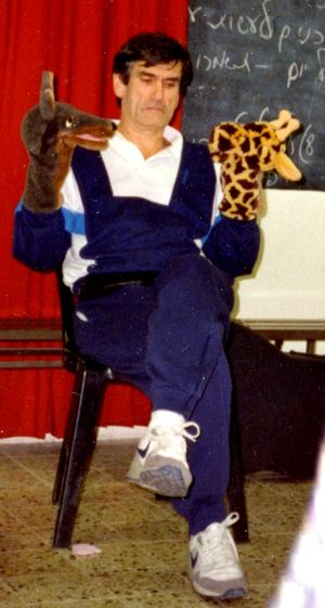 마셜 로젠버그가 비폭력대화 워크숍에서 강연하는 모습 (1990년)