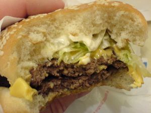 스웨덴에서 판매되는 빅 킹 샌드위치. 가운데 빵이 없는 형태이다.