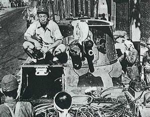 1937년 8월 21일 밤, 야스다 부대는 상하이 공평로 부근에서 빅커스 6톤 B형 지휘 전차를 포함한 3대의 전차를 노획하여 22일에 육전대원에 의해 일본군 진지로 예인했다. 사진은 노획한 전차에 타고 기념 촬영을 하는 하마노 요시오.