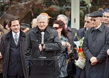 레벤지우크(오른쪽 첫 번째)는 2011년 3월 라두 벨리간을 기리는 기념 행사에 참석했다.