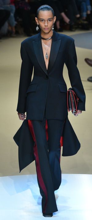 월턴, 알렉산더 맥퀸(Alexander McQueen) 2018 가을/겨울 런웨이