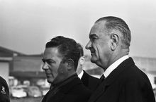 빅토르 마레이넌 총리와 미국 부통령 린든 B. 존슨이 1963년 11월 5일 이펜부르크 공항에서 만났다.