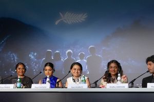 2024 칸 영화제 기자 회견에 참석한 배우 차야 카담, 디비야 프라바, 감독 파얄 카파디아, 배우 카니 쿠르수티, 배우 흐리두 하룬.