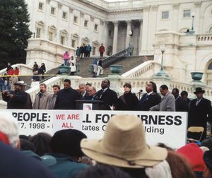 1998년 12월 국회의사당 밖에서 클린턴 대통령 탄핵에 반대하는 시위