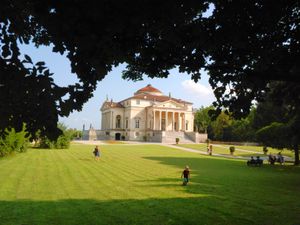 빌라 앞 정원의 모습