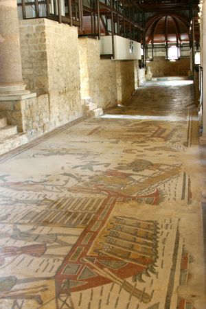 거대한 사냥을 주제로 한 보행로