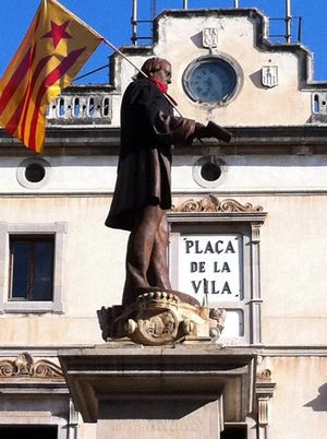 도시의 후원자 호세프 벤토사가 에스텔라다, 즉 카탈루냐 독립 깃발을 들고 있는 조각상