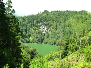 시 내륙의 화산 호수인 라고아 다 콩그로(Lagoa da Congro)