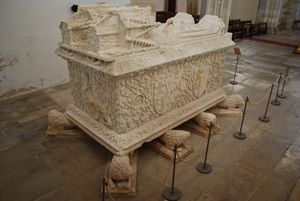 상타렝에 있는 이그레자 다 그라사에 있는 빌라 헤알의 초대 백작 페드루 드 메네제스의 묘.