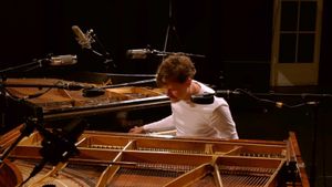 세페 게브루어스는 사분음으로 조율된 두 대의 피아노로 연주한다.