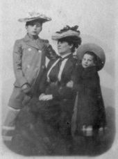 어린 시절의 사비나 시필레인(왼쪽), 어머니, 여동생과 함께.