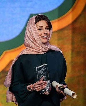 바라미가 제36회 파지르 국제 영화제에서 영화 도끼질로 여우주연상을 수상하며 크리스탈 시모르그를 들고 있다. 2018년 2월